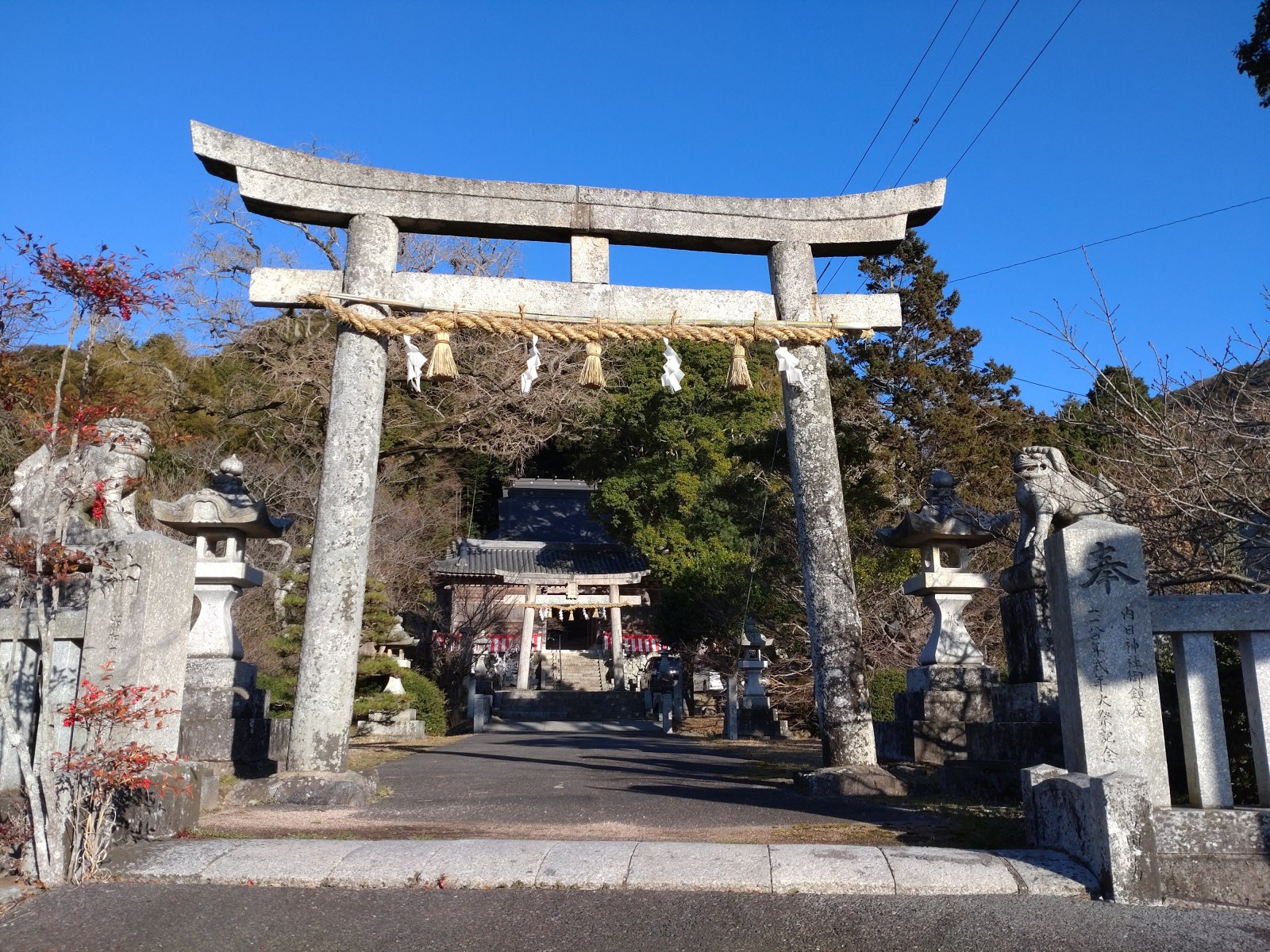 阿吽の狛犬と俗世間と神域の境目を表す鳥居